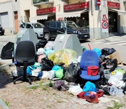MONCALIERI - Le isole ecologiche interrate sono da smantellare ma nel frattempo continua la maleducazione