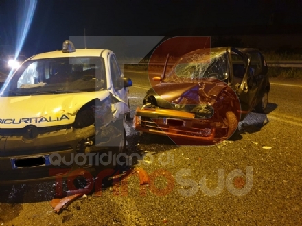 RIVALTA - Frontale nella notte sulla strada del Dojrone: due feriti