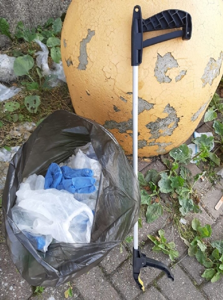 MONCALIERI - Il consigliere comunale raccoglie 170 mascherine abbandonate a terra