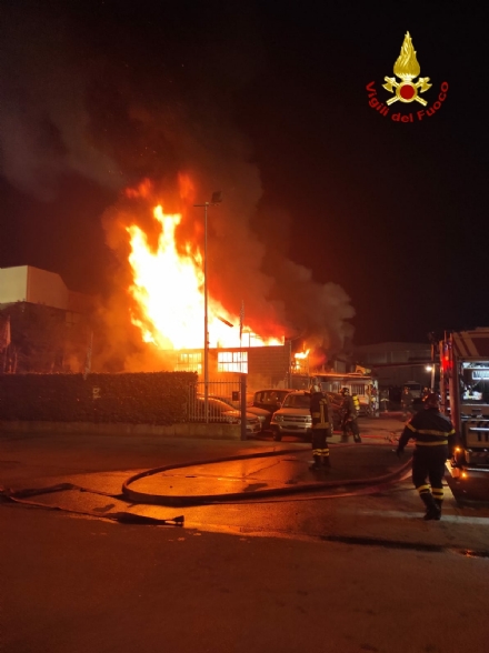 CARMAGNOLA - Grave incendio nella notte all'autodemolitore di via Poirino