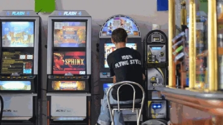MONCALIERI - Finisce i soldi ma vuole continuare a giocare alle slot e tenta la rapina al gestore