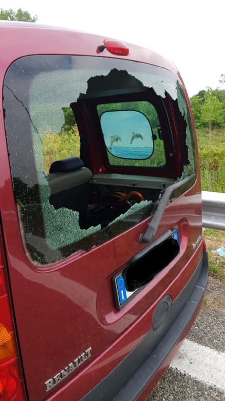NICHELINO - Colpito da un pezzo di metallo in tangenziale: parabrezza e lunotto trapassati
