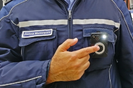 BEINASCO - La polizia locale avvia l'utilizzo delle bodycam per la prevenzione dei reati