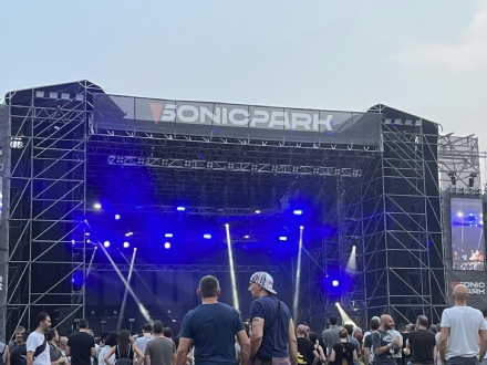 NICHELINO - Il frontman dei Placebo attacca e insulta la Meloni durante il concerto del Sonic Park