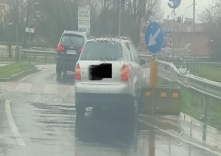 CINTURA - Auto e furgoni vittime di buche e asfalto bagnato in tutta la cintura: alcuni finiti fuori strada