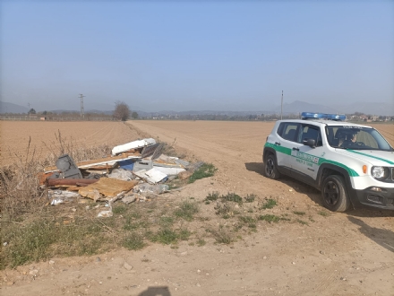 RIVALTA - Ammasso di rifiuti abbandonato vicino al circolo aeroclub 'Fontanone'