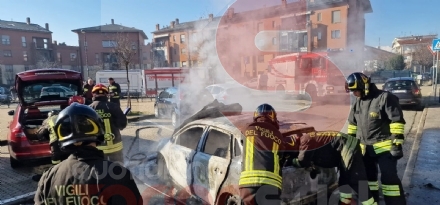 BEINASCO - Auto in sosta va a fuoco, il proprietario la sposta per non danneggiarne altre e si ustiona