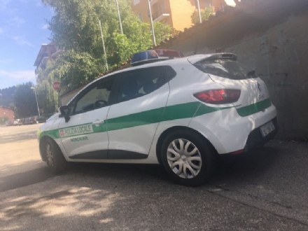 MONCALIERI - Rissa e botte in via Sestriere, all'arrivo della polizia locale scatta il fuggi fuggi
