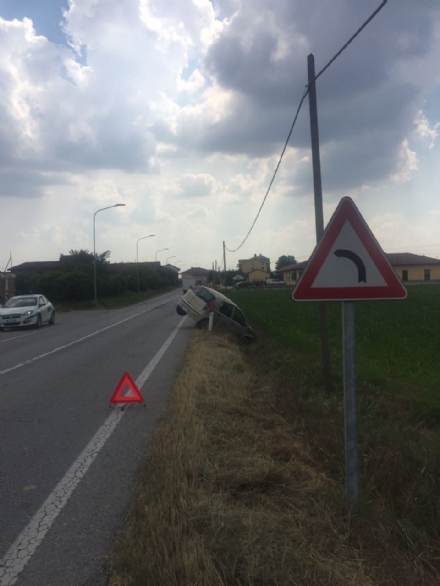 CARMAGNOLA - Ennesimo incidente sulla provinciale per Poirino: pensionato finisce nella bealera