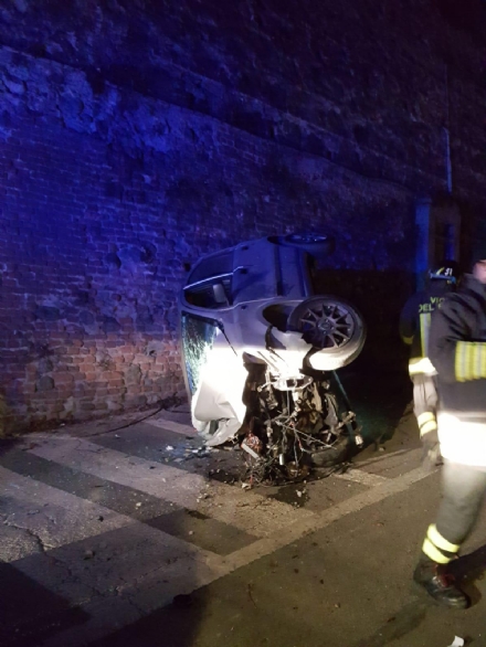 MONCALIERI - Grave incidente nella notte: ventenne in prognosi riservata