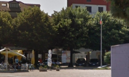 LA LOGGIA - Strappa la bandiera italiana della piazza e poi la ricompra per evitare la denuncia