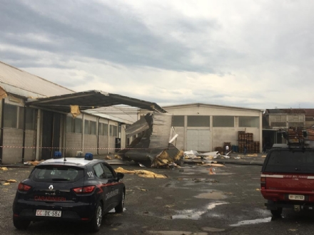 CARMAGNOLA - La furia del maltempo: Capannone della Sac demolito - LE FOTO -