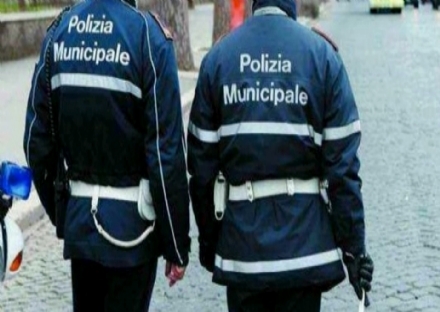 NICHELINO - Le fanno credere che le è caduto del denaro, ma poi le rubano la borsa