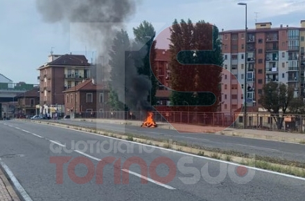 MONCALIERI - Fa il pieno alla moto e poi prende fuoco sul ponte nuovo - LE FOTO -