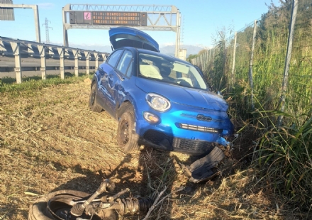 TROFARELLO - Schianto in tangenziale, auto finisce in testacoda oltre le barriere