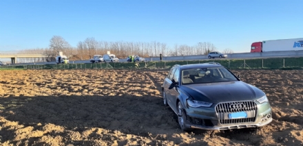 TROFARELLO - Incidente in tangenziale: auto finisce in mezzo al campo - FOTO