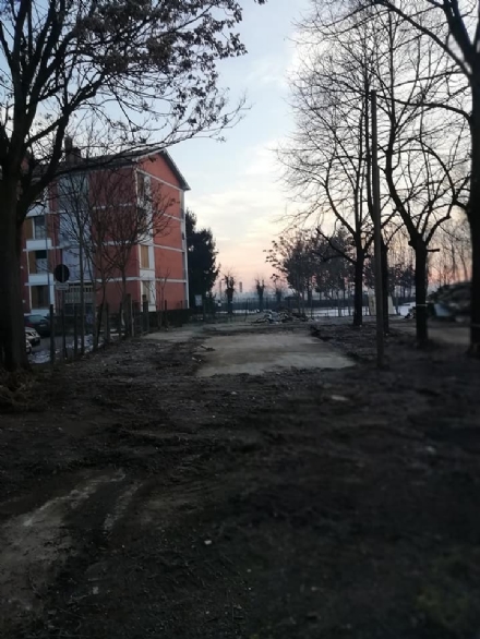 MONCALIERI - Abbattuta la baracca pericolante del campo sportivo di Tetti Piatti