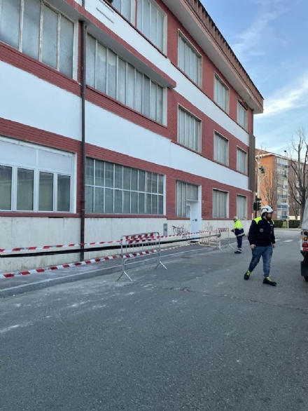 NICHELINO - Crollano mattonelle dall'edificio ex Granato Mobili di via Milano