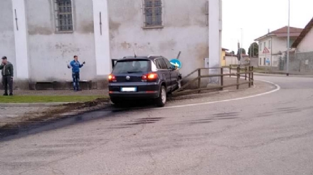 VIRLE - Perde il controllo dell'auto e sfonda il muro della chiesa