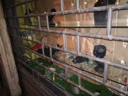 CARMAGNOLA - Sfondano con un'ascia un compro oro e rubano orologi