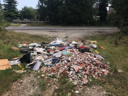 ORBASSANO - Discarica a cielo aperto in zona San Luigi