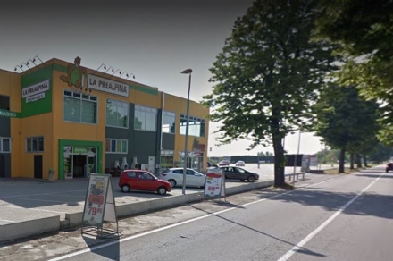 CARMAGNOLA - La banda del marsupio colpisce nel parcheggio della Prealpina con il trucco della gomma bucata