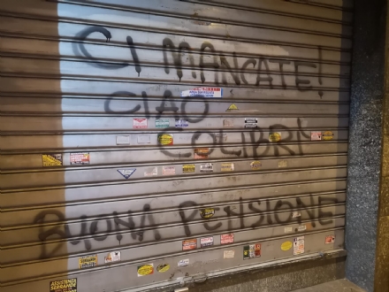 NICHELINO - I gestori del bar vanno in pensione e la serranda abbassata diventa una dedica