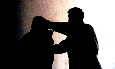 VINOVO - Dagli insulti nel traffico alle mani. E per scappare urta un altro veicolo