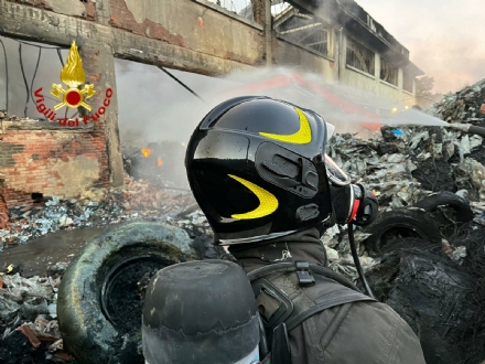 BEINASCO - Incendio alla fabbrica di plastica Demap, analisi dell'Arpa: «Migliorano le condizioni dell'aria» - FOTO