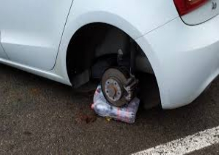 ORBASSANO - Marmitte, fanali e pneumatici rubati dai ladri alle auto parcheggiate al San Luigi