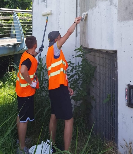 BEINASCO - I ragazzi che ridipingono panchine e muri per abbellire la città