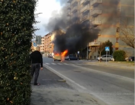 ORBASSANO - Rubano un furgoncino dei 'figli dei fiori' ma prende fuoco poco dopo