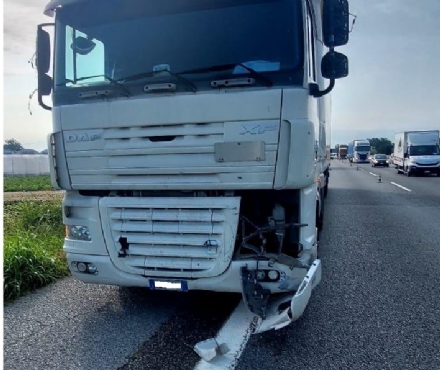 LA LOGGIA - Incidente sulla tangenziale sud, scontro tra un autoarticolato e una macchina: un ferito