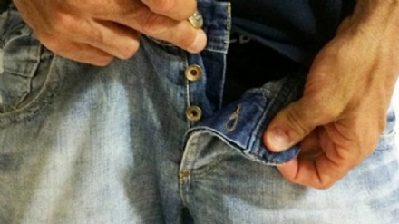 MONCALIERI - Si avvicina ad una ragazza 19enne e si masturba seduto in auto