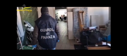 CARMAGNOLA - Bazar cinesi irregolari chiusi dalla guardia di finanza per evasione fiscale e lavoro nero