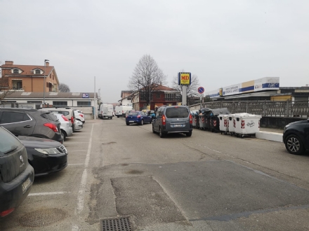 NICHELINO - Litigano per un parcheggio e si pestano sulla via