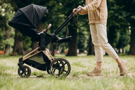 ORBASSANO - Le donano 100 euro per la nascita della sua bimba, ma qualcuno glieli ruba dal passeggino