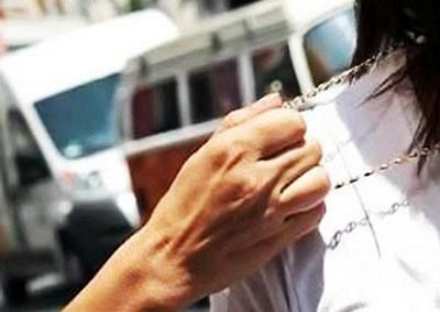 NICHELINO - Scippata della collana mentre cammina su via Torino