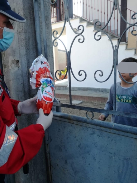 CARMAGNOLA - Il bimbo riceve la mascherina e dona un disegno all'associazione carabinieri