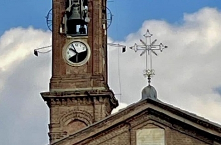 NICHELINO - Il forte vento ha staccato una porzione dell'orologio del campanile della Trinità