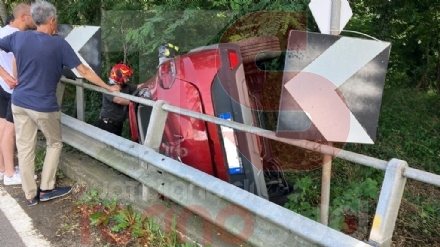 MONCALIERI - Finisce fuori strada con la macchina che resta incastrata tra alberi e guardrail: automobilista ferito - FOTO