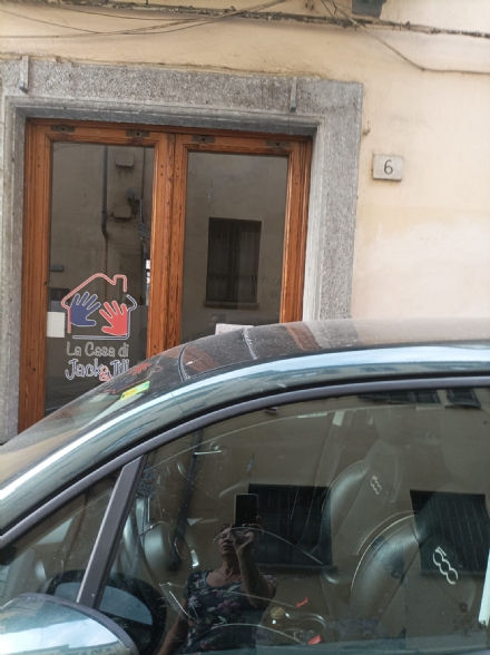 MONCALIERI - Parcheggio selvaggio in via Santa Croce, una commerciante: 'Servono più controlli'
