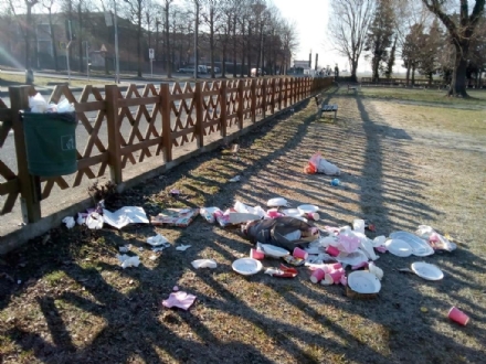 CANDIOLO - Rifiuti abbandonati in via Roma, il sindaco sbotta: 'Non meritiamo di riqualificare certe zone'