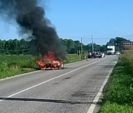 PIOBESI - Auto a fuoco mentre viaggia sulla provinciale al confine con Vinovo