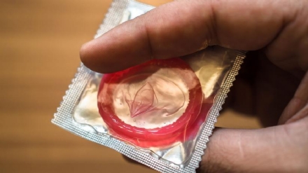 SANGANO - Il distributore di profilattici non gli dà il resto e prende a pugni la vetrina della farmacia