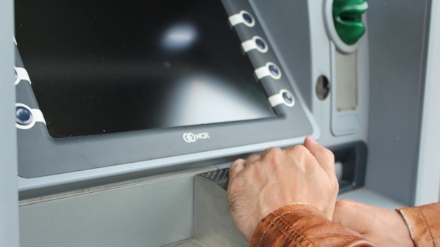 CARIGNANO - Truffa dell'abbraccio: anziano derubato del portafogli e poi di 1000 euro al bancomat