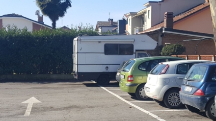 BEINASCO - Camper rom davanti alla scuola Gatti: erano nel campo di Borgaretto