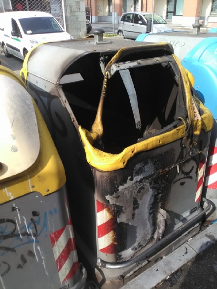 NICHELINO - Tornano i vandali che danno fuoco ai cassonetti dei rifiuti
