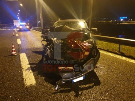 MONCALIERI - Incidente sulla sopraelevata: si scontrano un camion e un'auto - FOTO
