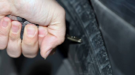 BEINASCO - Bucava le gomme delle auto per rubare le borse: arrestato algerino